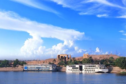 Bateau de croisière sur le Nil naviguant entre Louxor et Assouan