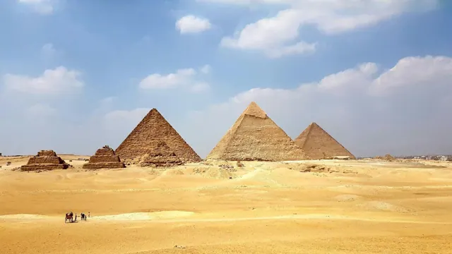 Cairo day trip from Hurghada: Pyramids, Sphinx and museum